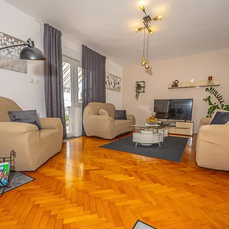 Alexis Apartment *